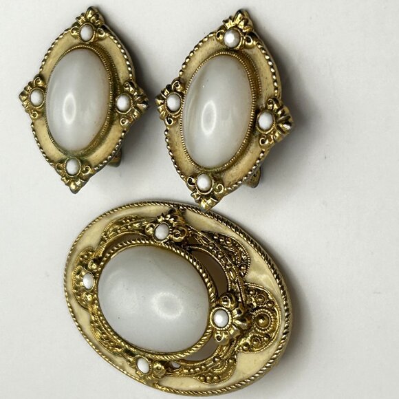 Vintage 1928 Brooch Clip On Earrings Set Faux Moonstone & Pearl Gold Tone - Picture 9 of 12